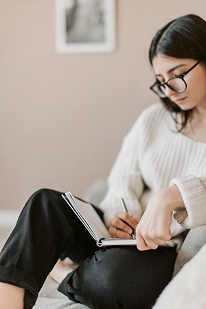 Mujer escribiendo