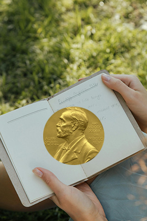 Un cuaderno y la medalla del Premio Nobel