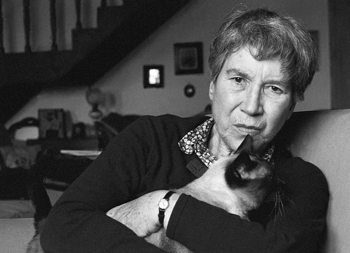 Natalia Ginzburg y su gato