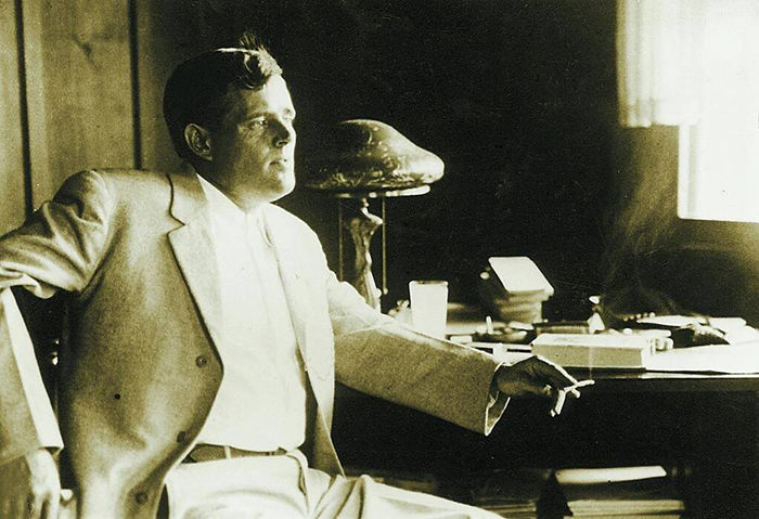 Jack London en su escritorio