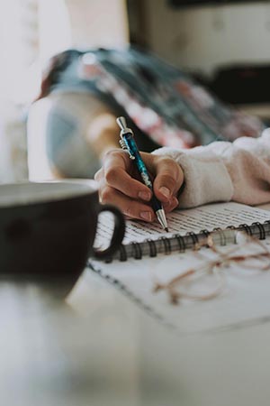 Persona escribiendo en un cuaderno