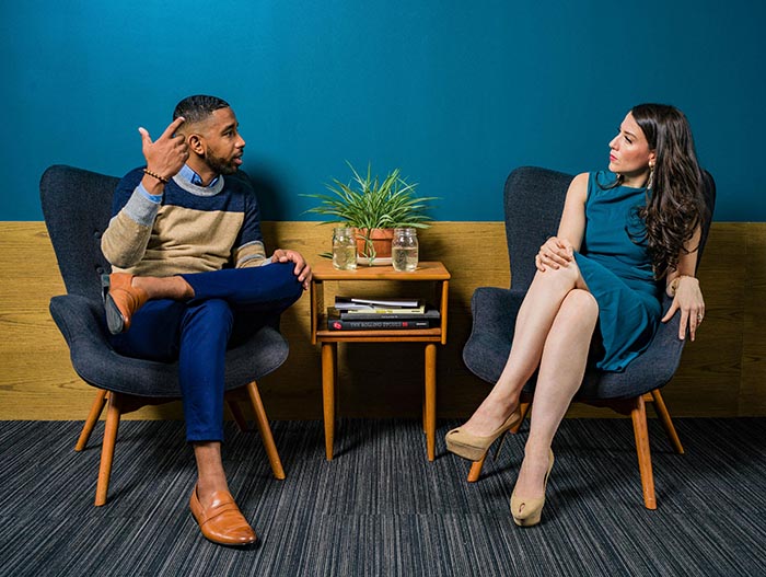 Dos personas conversando en un estudio de televisión