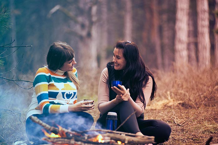 Dos mujeres conversando en un pícnic