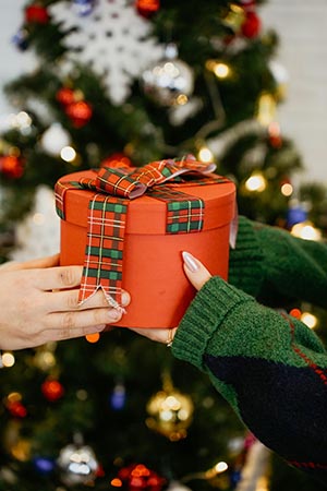 Una persona entregando un regalo a otra