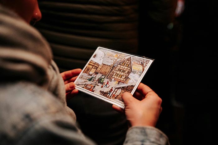 Una persona leyendo una postal de Navidad