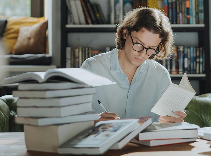 Persona leyendo y escribiendo