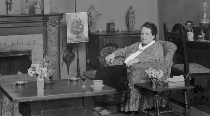 Gertrude Stein en su escritorio