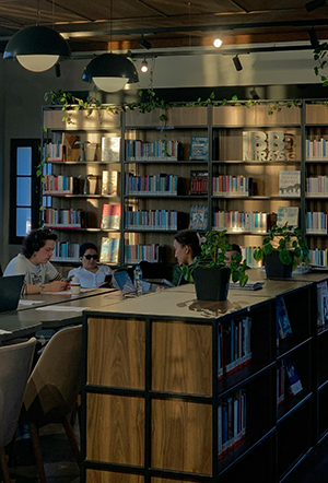 Personas en una biblioteca celebrando un club de lectura