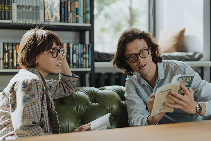 Dos personas conversando en un club de lectura 