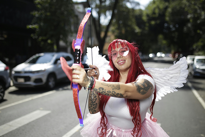 Una chica con un arco y una flecha