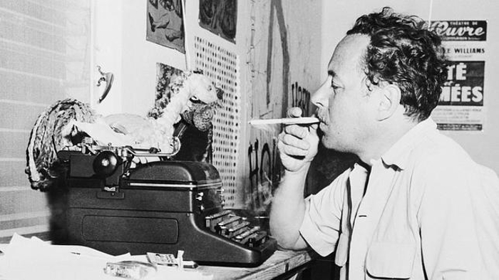 Tennessee Williams con una máquina de escribir