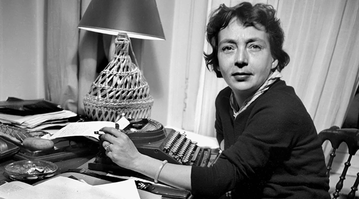 Marguerite Duras con un cigarrillo y una máquina de escribir