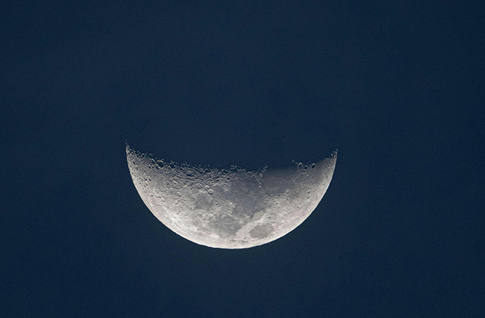 Una luna en cuarto creciente